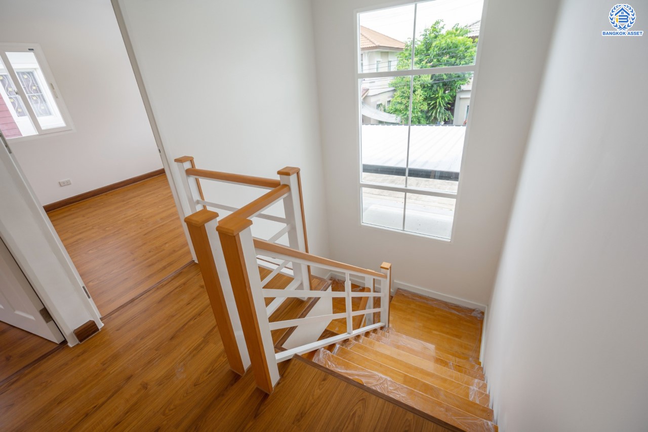 บ้านมือสองตกแต่งใหม่ ม.พฤกษาวิลเลจ11 ท่าอิฐ หลังมุม เนื้อที่ 50.2 ตร.ว. ฟังก์ชันพร้อม 4 ห้องนอน 2 ห้องน้ำ 2 ที่จอดรถ บนทำเลศักยภาพ เข้า-ออกได้ทั้งถ.รัตนาธิเบศร์ และถ.ราชพฤกษ์ ใกล้รถไฟฟ้าสายสีม่วง "สถานีบางรักน้อยท่าอิฐ"